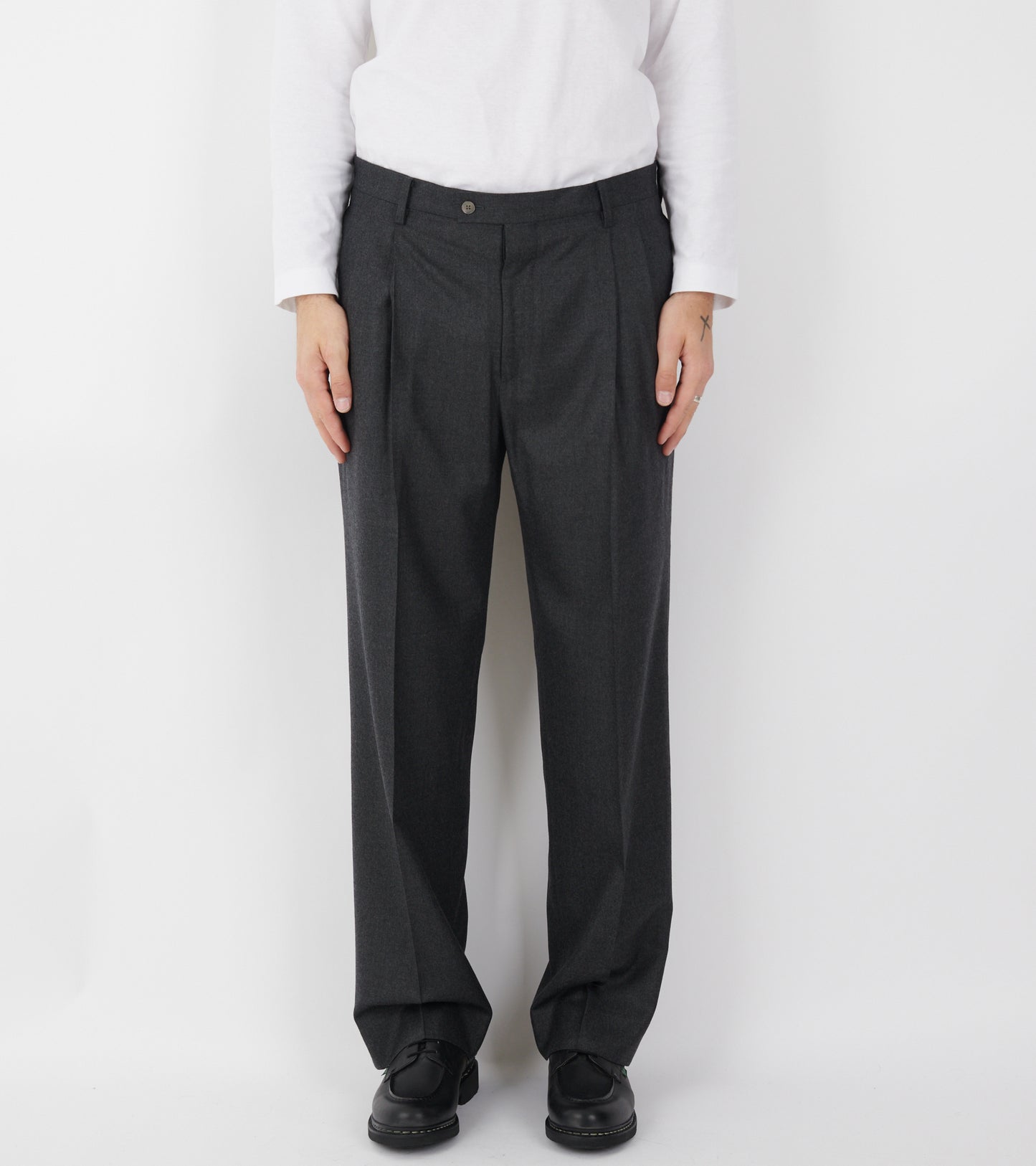 Super Light Wool Two-Tuck Slacks Top Charcoal