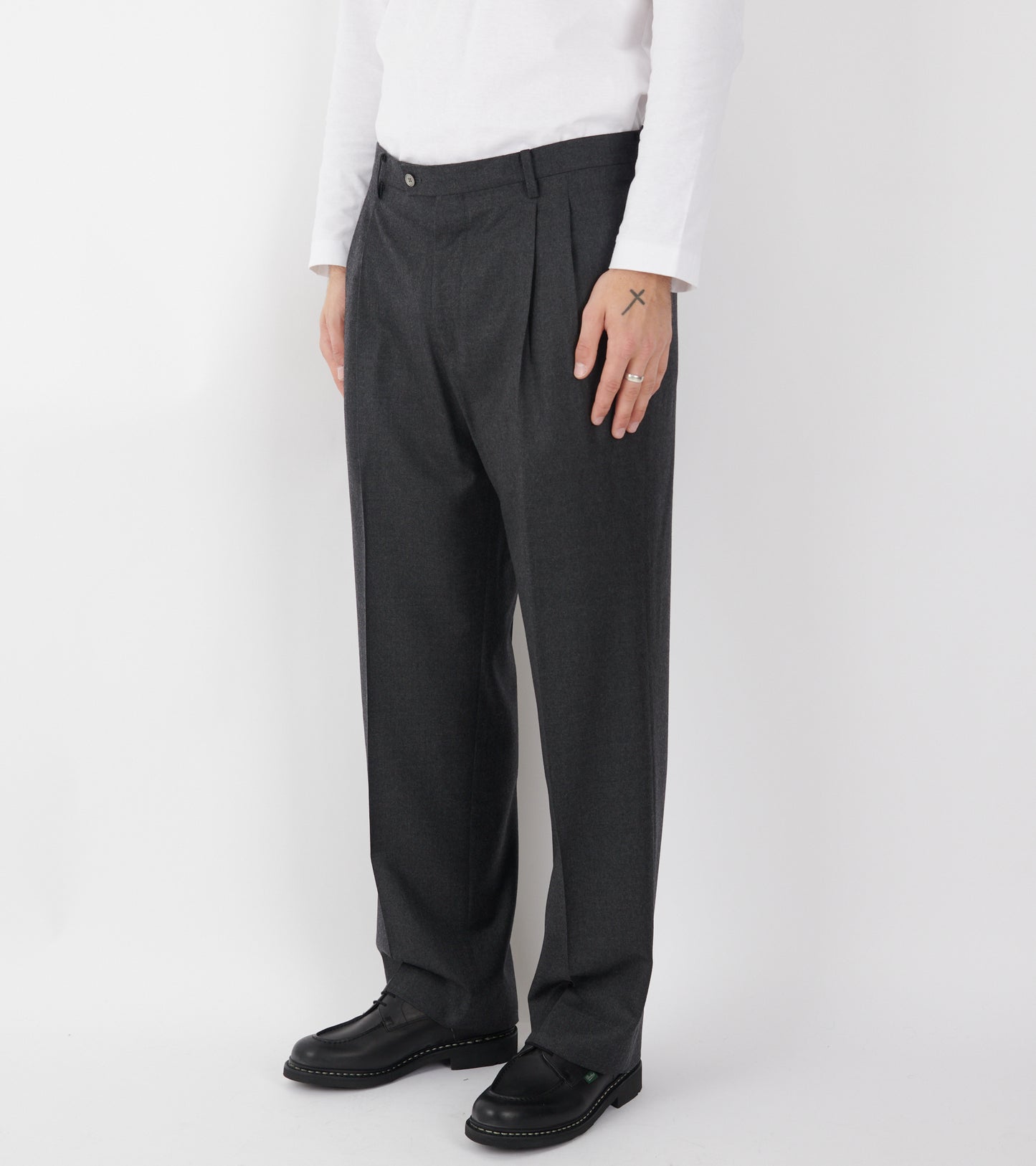 Super Light Wool Two-Tuck Slacks Top Charcoal