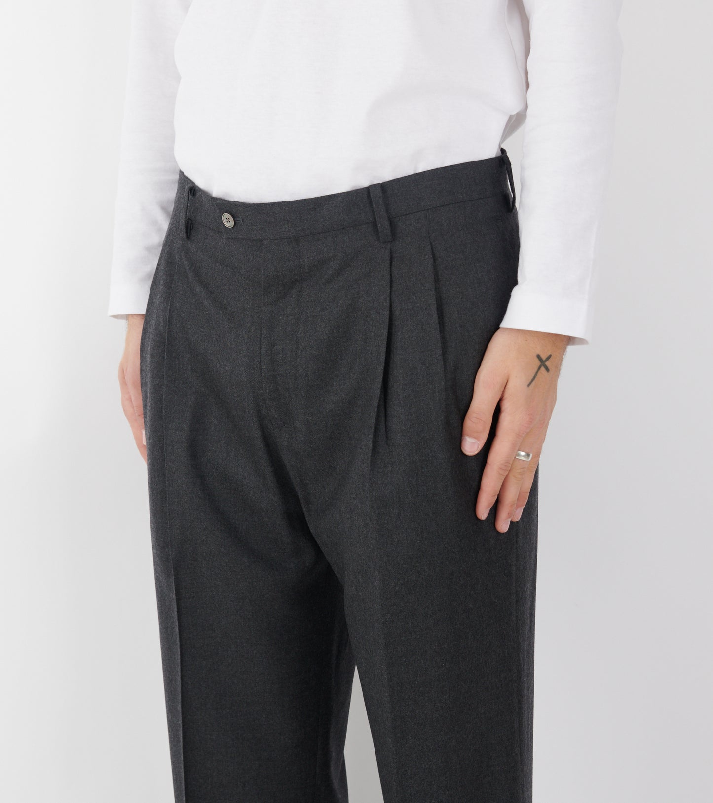 Super Light Wool Two-Tuck Slacks Top Charcoal