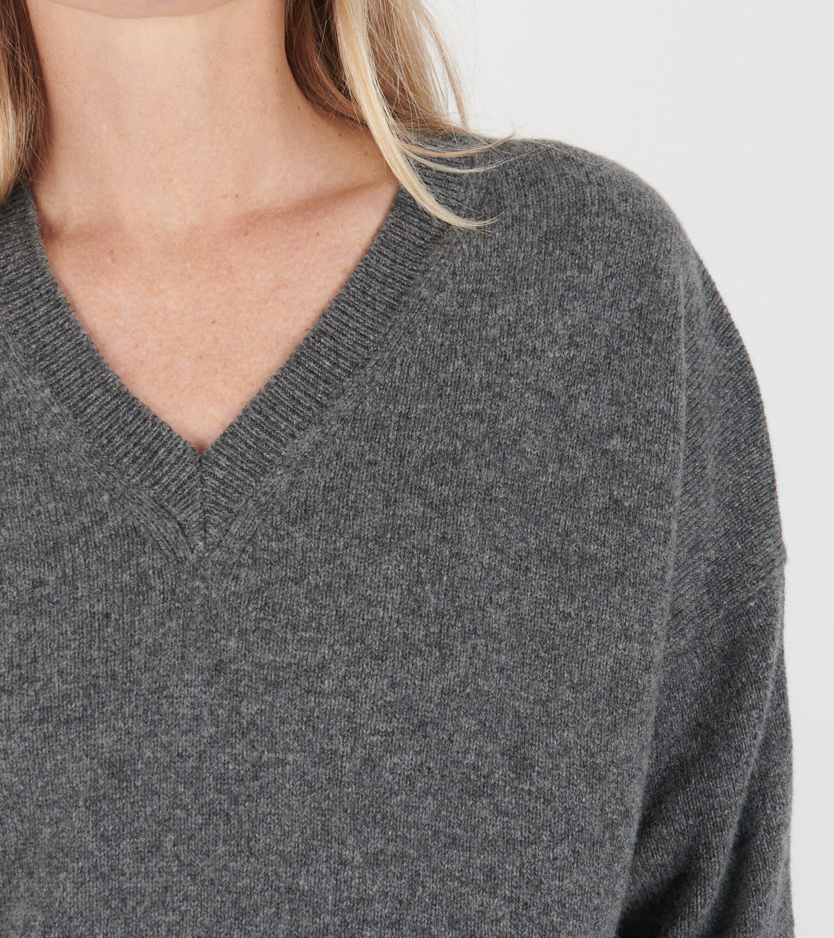 Innes Slouch V-Neck Geelong Lambswool Derby Grey