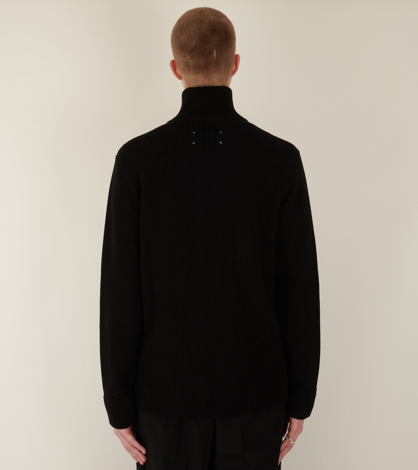 Four Stitching Zip Knit Black