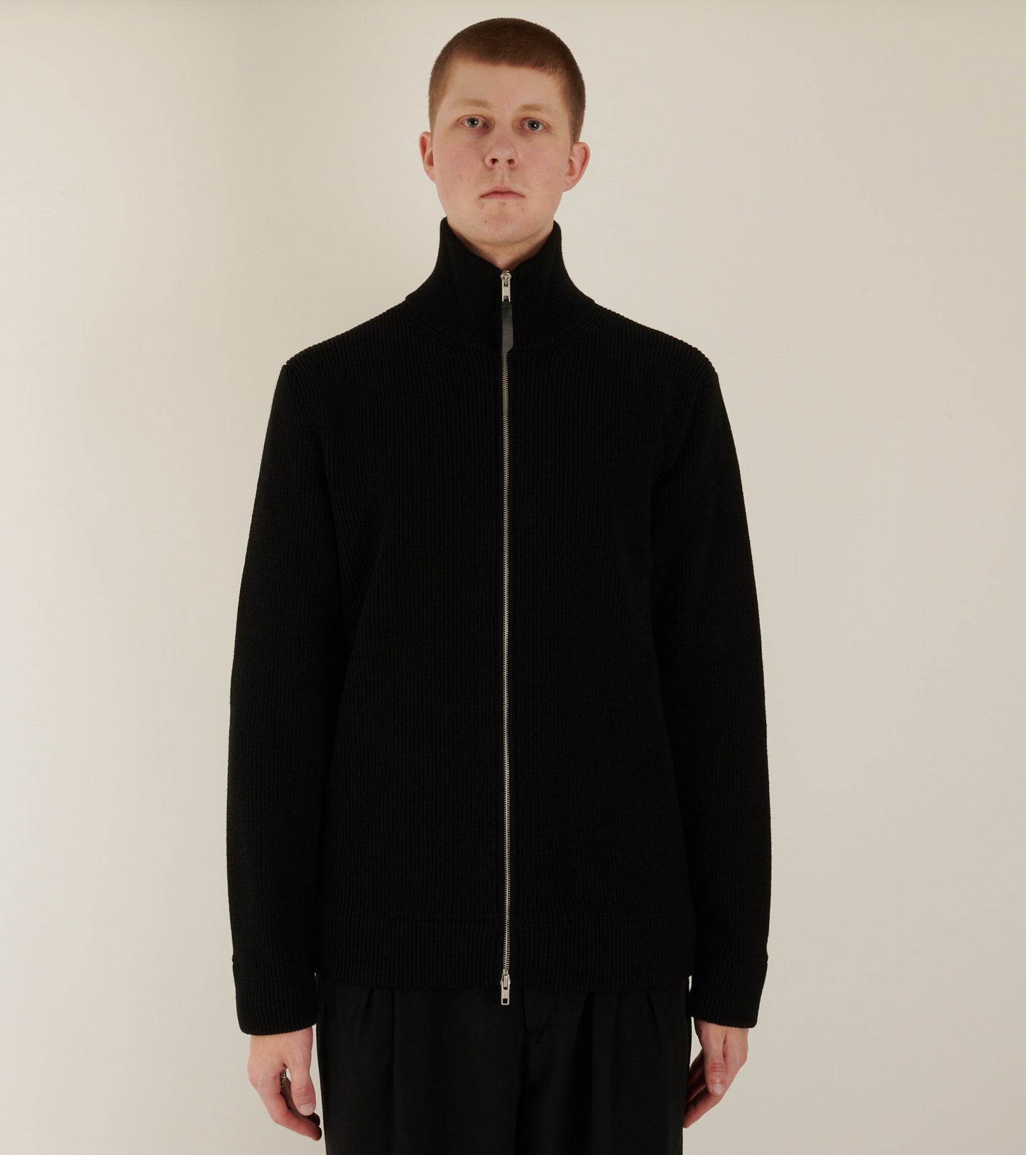 Four Stitching Zip Knit Black