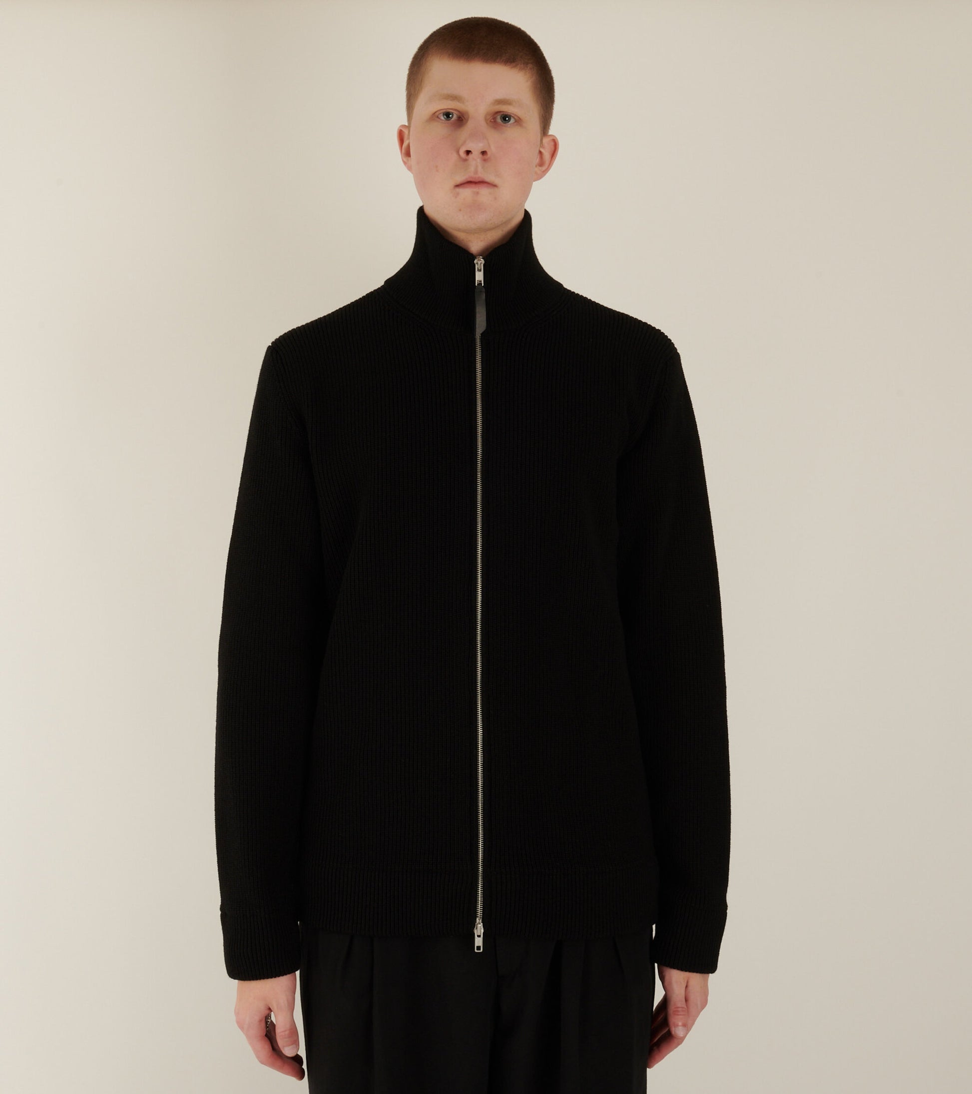 Four Stitching Zip Knit Black