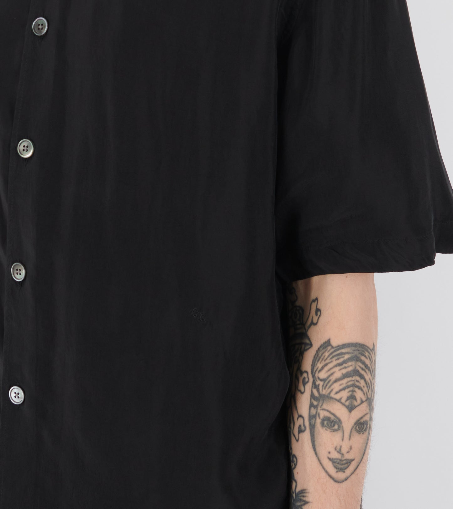 Beyond Shirt Shortsleeve Char Black Dustveil Cupro