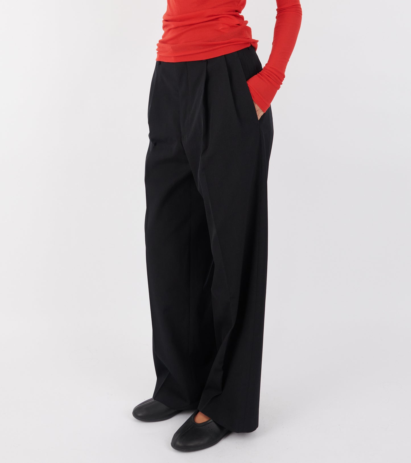 Light Wool Max Gabardine Two-Tuck Slacks Top Black
