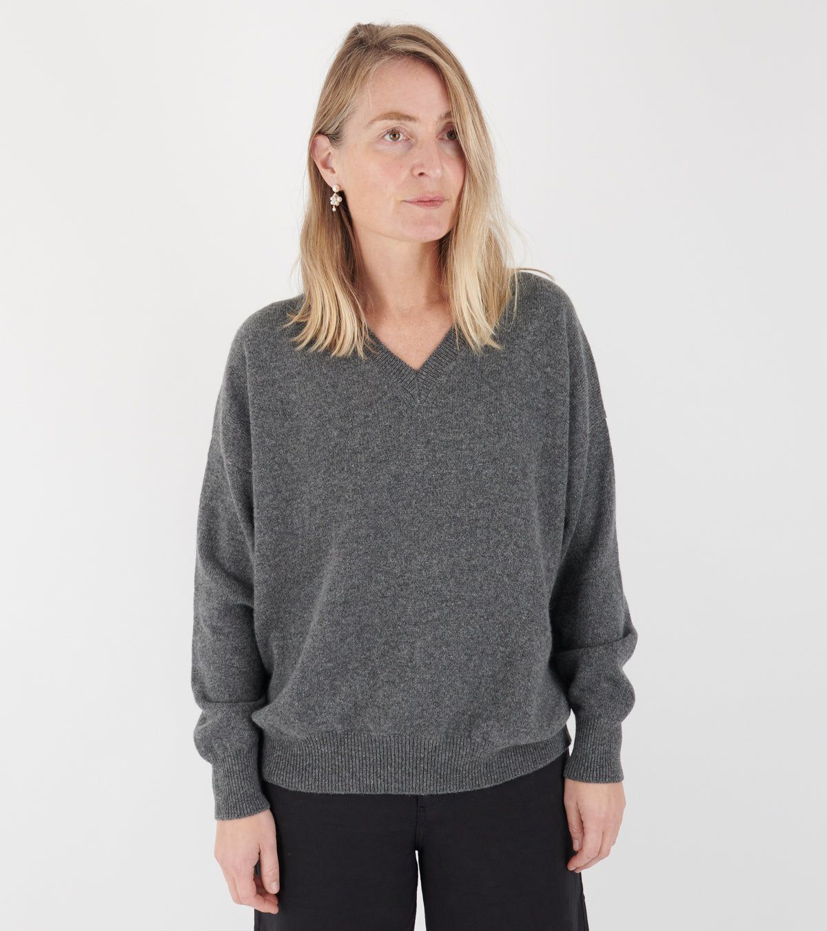Innes Slouch V-Neck Geelong Lambswool Derby Grey