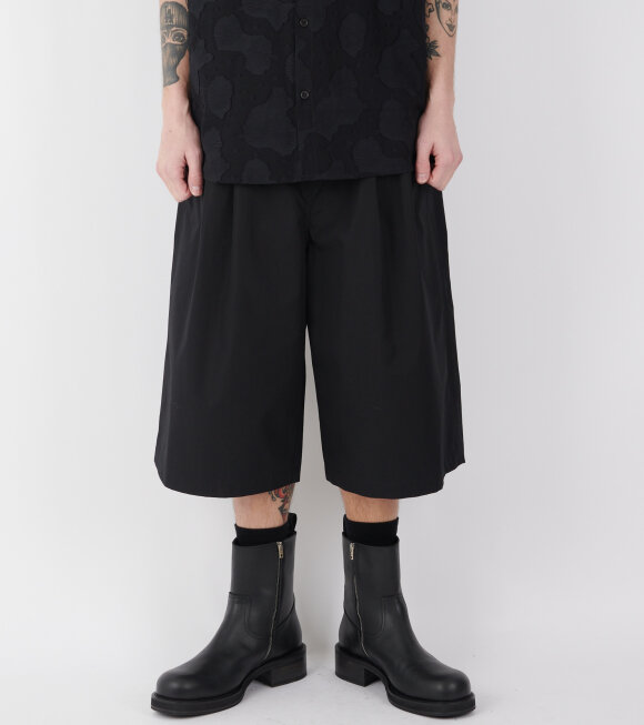 Amomento - Two Tuck Wide Shorts Black