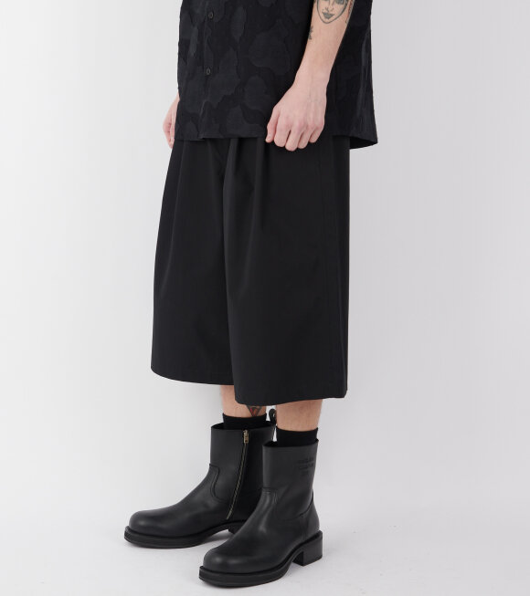 Amomento - Two Tuck Wide Shorts Black