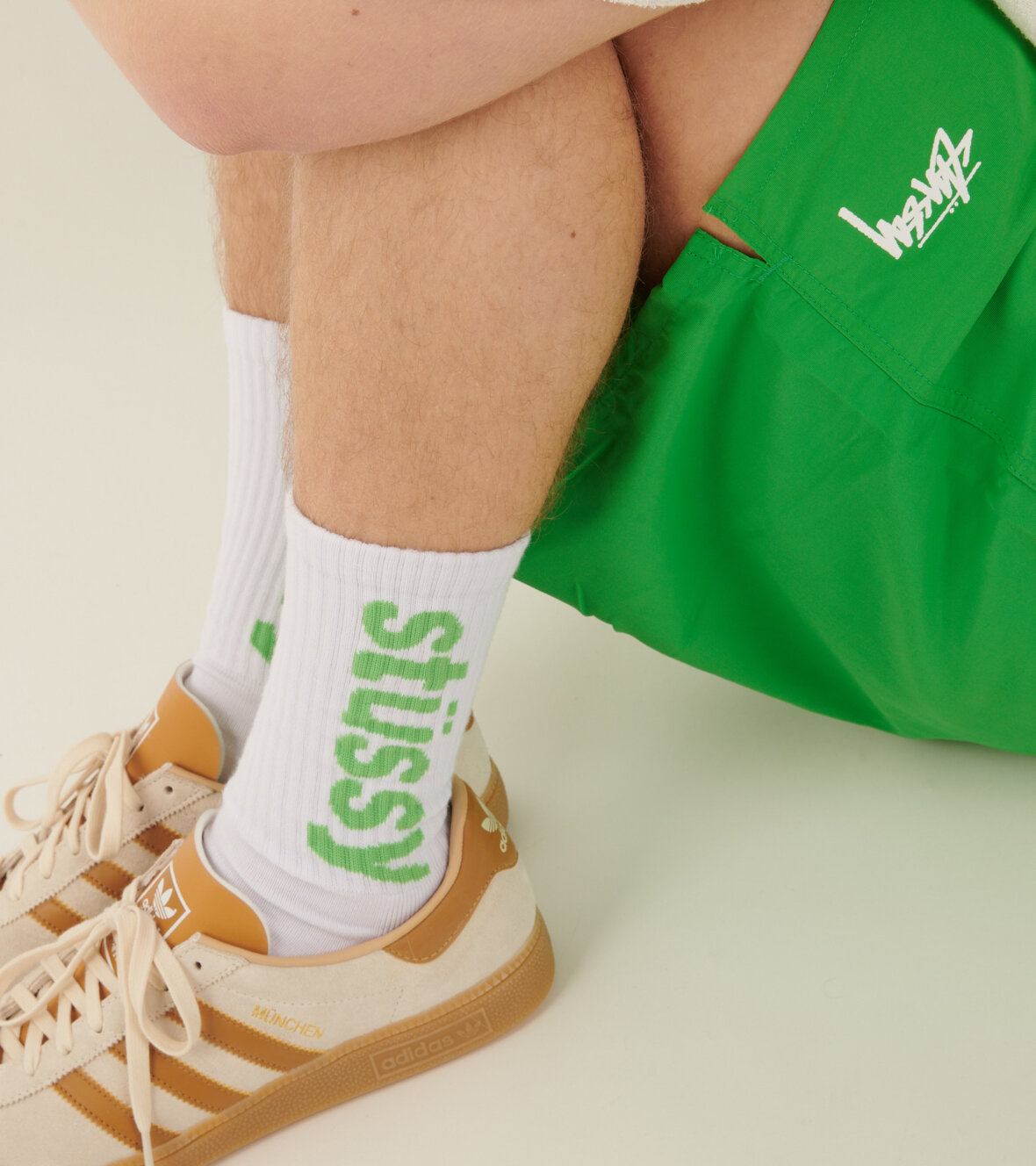 dr. Adams - Stüssy Helvetica Crew Socks White/Kelly